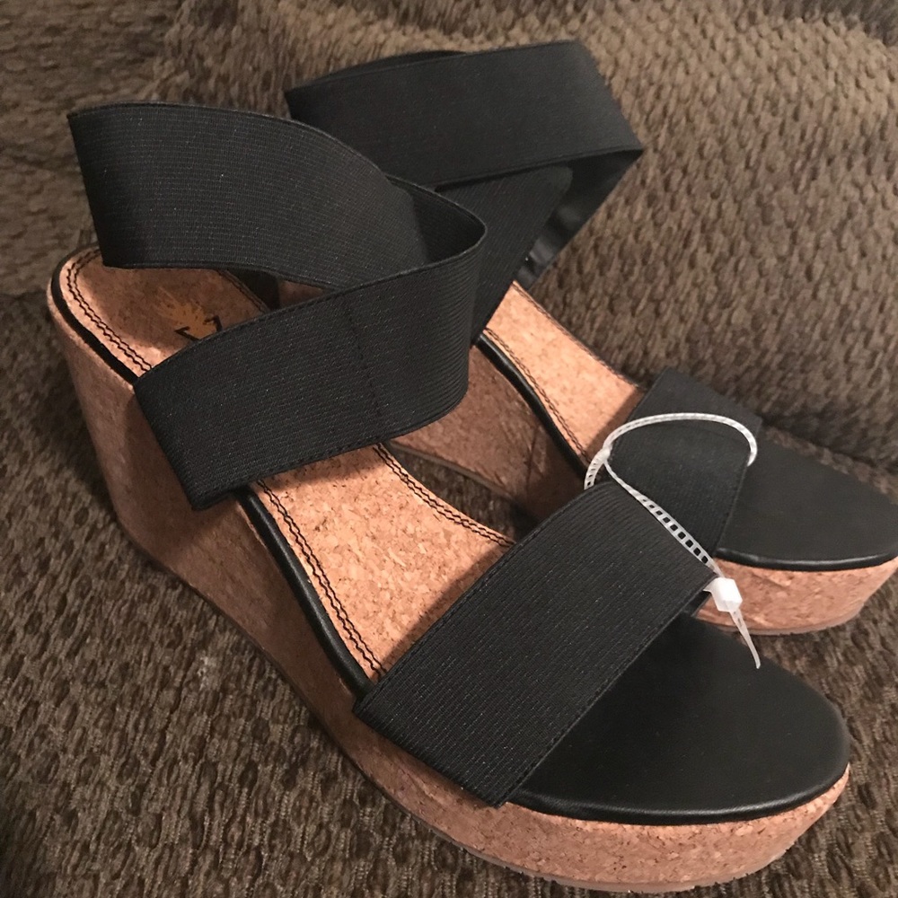 Elastic strap platform sandals